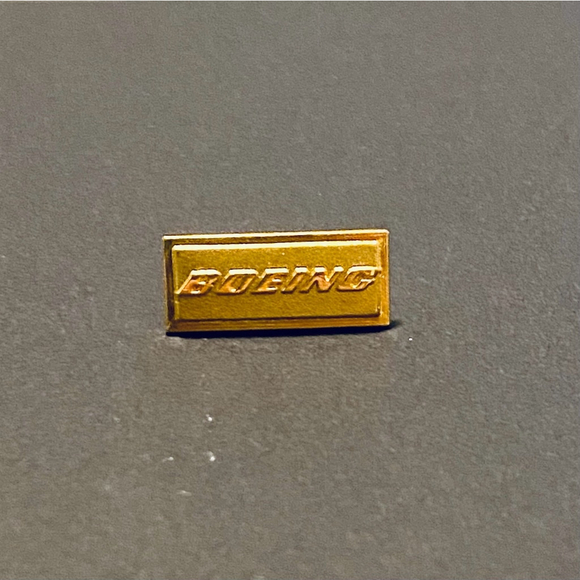 Boeing Gold Bar Aviation Lapel Pin - Picture 1 of 4